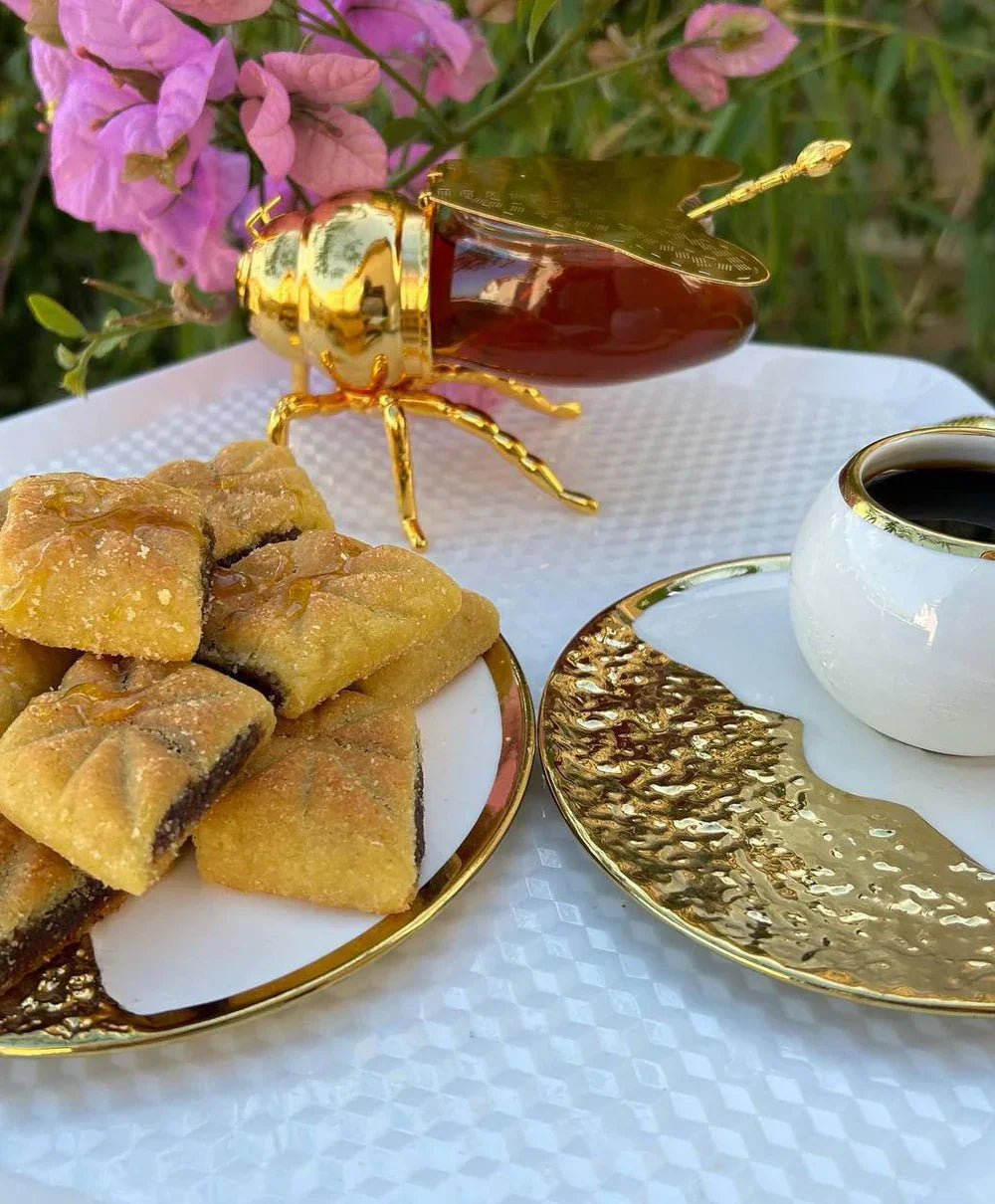 L'Abeille Dorée : L'Éclat du Raffinement à Votre Table